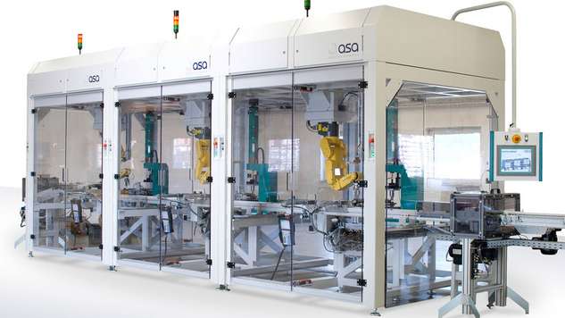 [Translate to Czech Republic:] Assembly line consisting of three robot cells with three press stations
